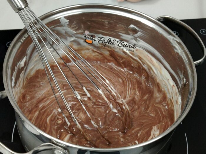Pasca cu ciocolată fără aluat &ndash; rețetă simplă și cremoasă, explicată pas cu pas