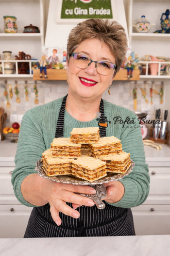 Prăjitură cu foi de napolitană și cremă caramel cu nuci