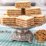 Prăjitură cu foi de napolitană și cremă caramel cu nuci