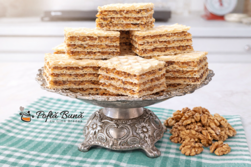 Prăjitură cu foi de napolitană și cremă caramel cu nuci