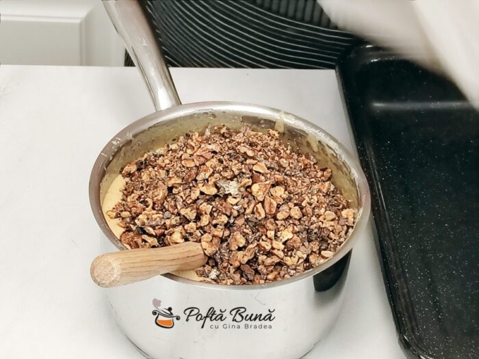 Prăjitură cu foi de napolitană și cremă caramel cu nuci