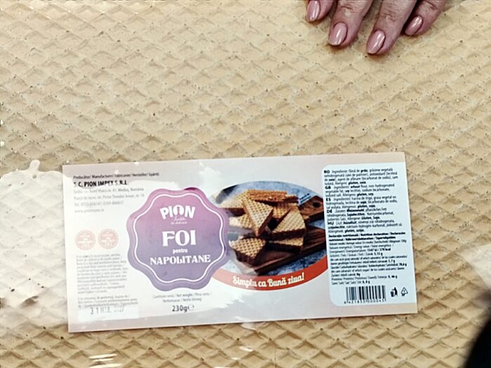 Prajitura cu foi de napolitana Lica si crema caramel cu nuci fara coacere reteta gina bradea 5 700x525 - Prăjitură cu foi de napolitană și cremă caramel cu nuci