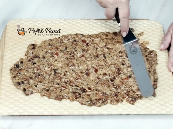 Prăjitură cu foi de napolitană și cremă caramel cu nuci