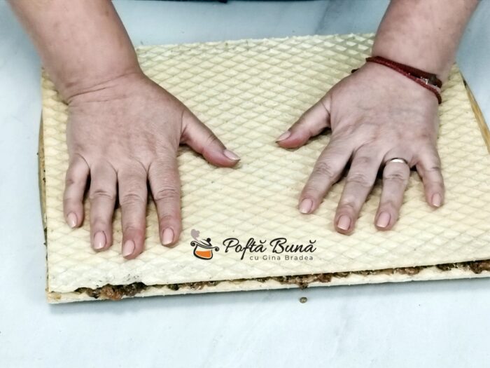 Prăjitură cu foi de napolitană și cremă caramel cu nuci