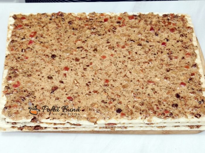 Prăjitură cu foi de napolitană și cremă caramel cu nuci