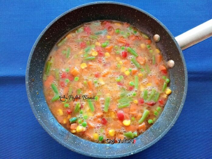 amestec mexican cu oua la tigaie reteta 3 697x525 - Amestec mexican cu ouă la tigaie