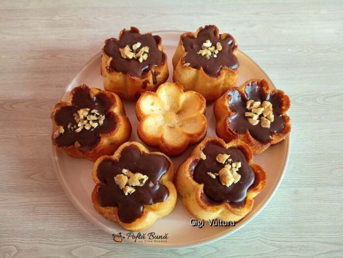 Brioșe floare cu vanilie și glazură de ciocolată