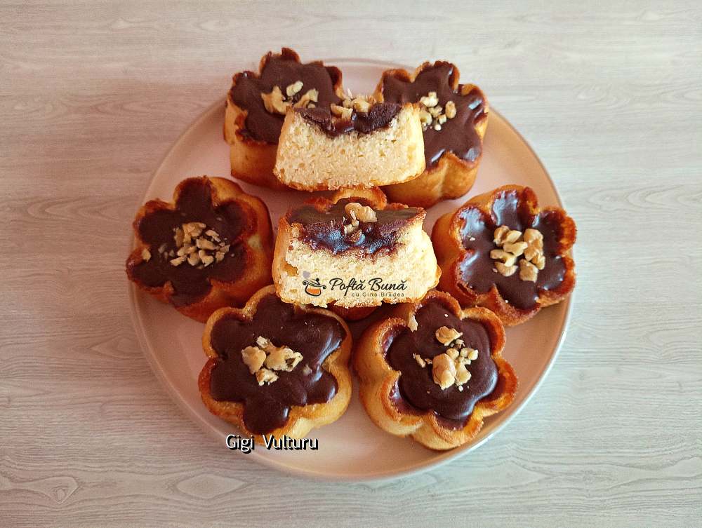 Brioșe floare cu vanilie și glazură de ciocolată