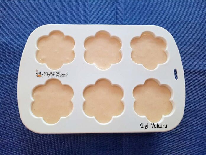 briose floare vanilie glazura ciocolata reteta gina bradea 3 697x525 - Brioșe floare cu vanilie și glazură de ciocolată