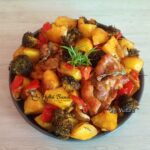 Carne de pui cu cartofi, ardei și broccoli la cuptor