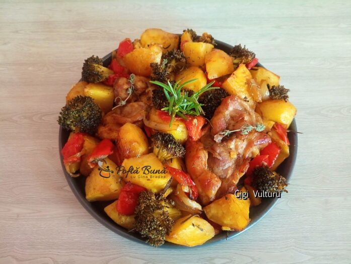 Carne de pui cu cartofi, ardei și broccoli la cuptor