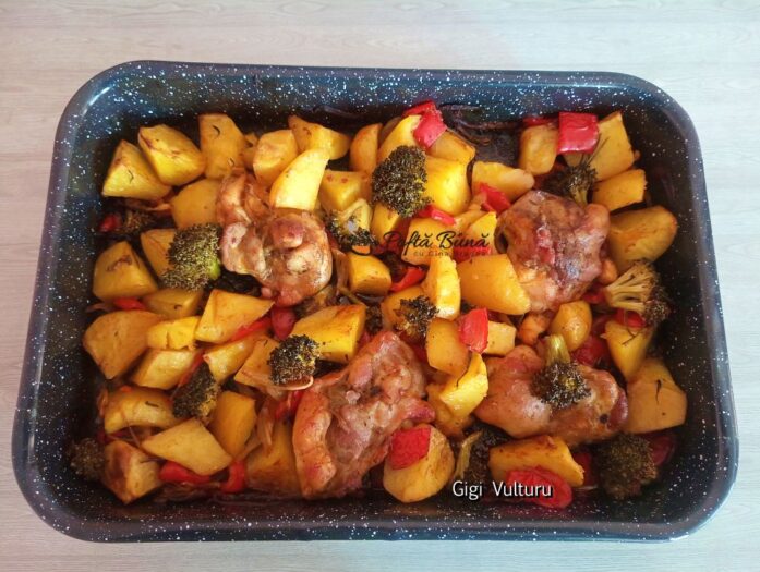carne de pui cu cartofi ardei broccoli la cuptor reteta 2 697x525 - Carne de pui cu cartofi, ardei și broccoli la cuptor