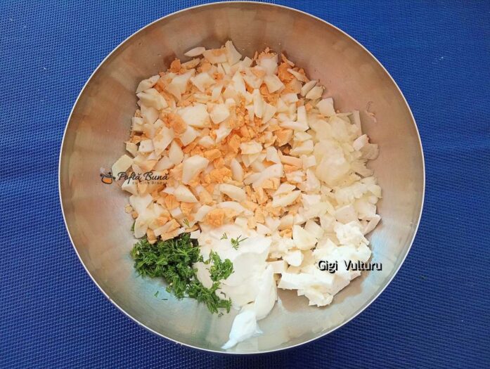 oua crocante din lipie cu pasta de oua reteta 3 697x525 - Ouă crocante din lipie cu pastă de ouă