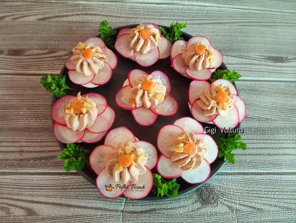 Ouă umplute cu br&acirc;nză și nuci