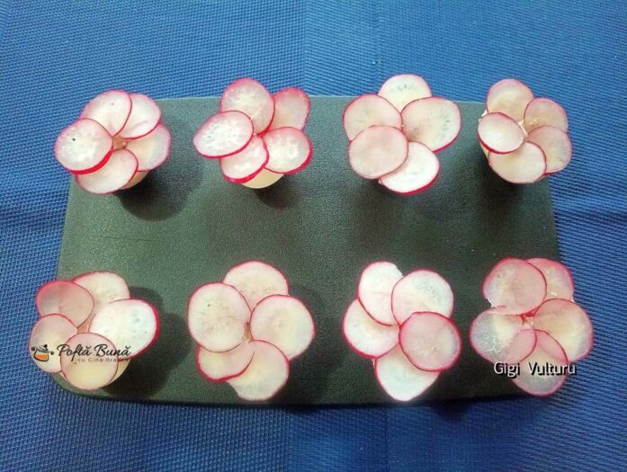 oua umplute branza nuci reteta gina bradea 3 697x525 - Ouă umplute cu br&acirc;nză și nuci