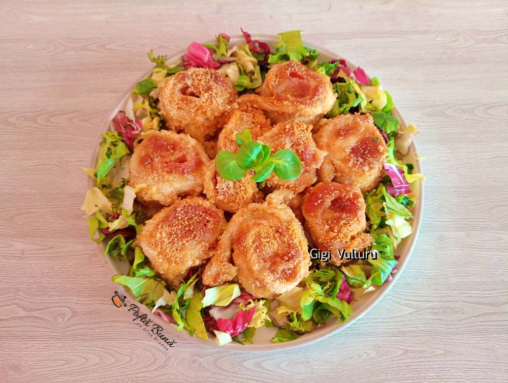 Rulouri din piept de pui cu șuncă și cașcaval la cuptor