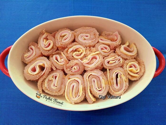 Rulouri din piept de pui cu șuncă și cașcaval la cuptor