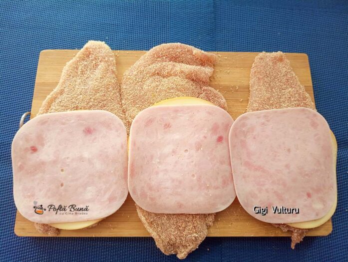 rulouri din piept de pui cu sunca cascaval reteta gina bradea 5 697x525 - Rulouri din piept de pui cu șuncă și cașcaval la cuptor