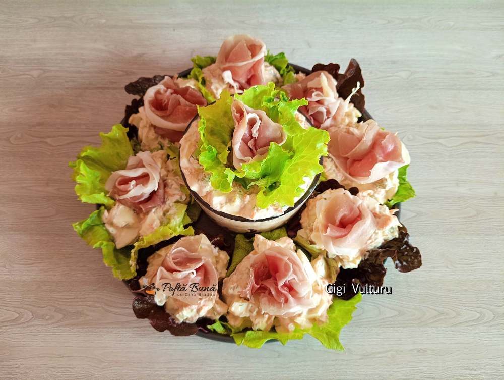 Salată cu ouă, prosciutto și sm&acirc;nt&acirc;nă