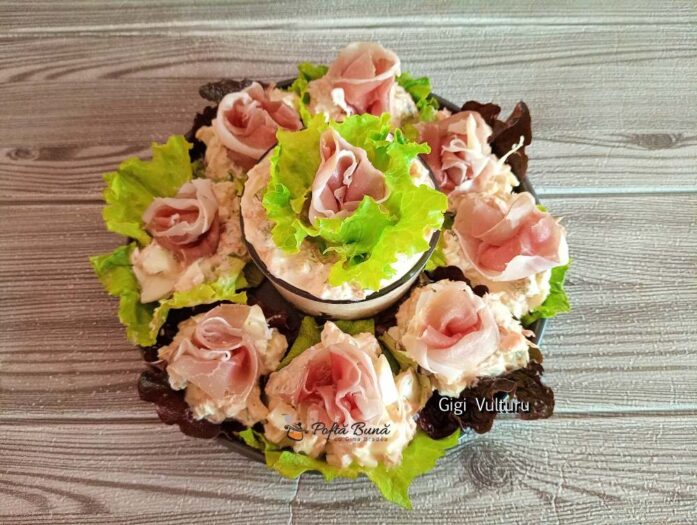 Salată cu ouă, prosciutto și sm&acirc;nt&acirc;nă
