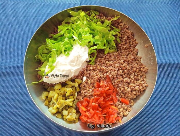 Salată de hrișcă cu iaurt grecesc și ardei