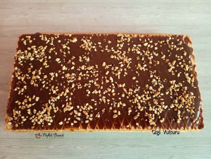 Prăjitură Snickers cu foi de napolitană