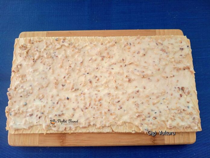 Mod de preparare pentru prăjitură Snickers cu foi de napolitană