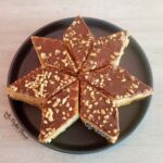 Prăjitură Snickers cu foi de napolitană