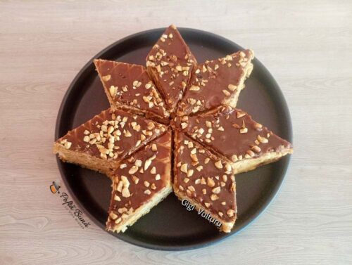 Prăjitură Snickers cu foi de napolitană