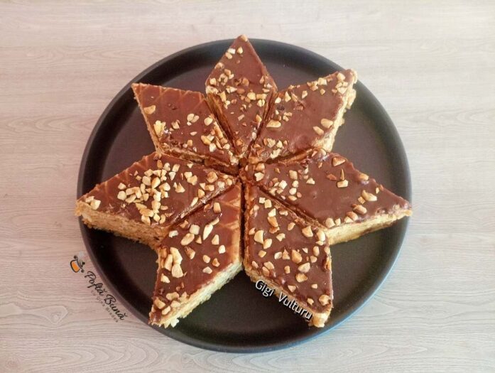 Prăjitură Snickers cu foi de napolitană