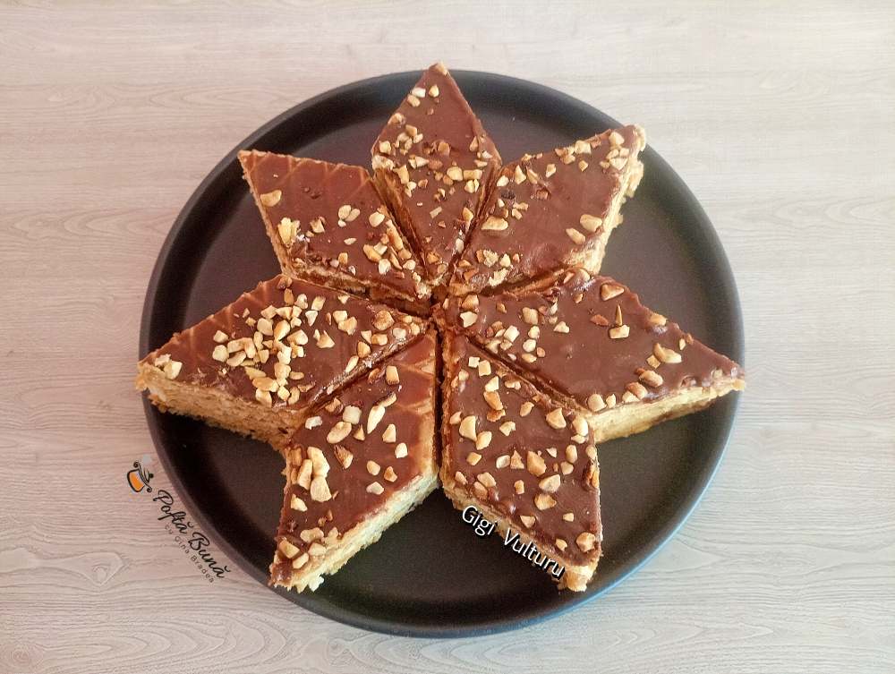 Prăjitură Snickers cu foi de napolitană