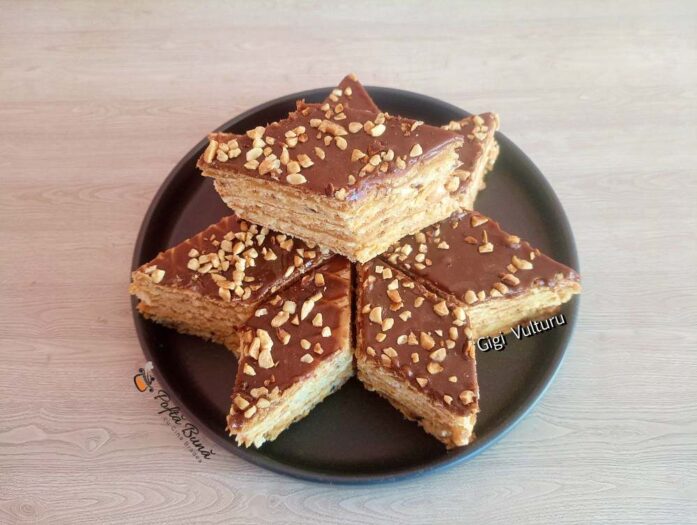 Prăjitură Snickers cu foi de napolitană