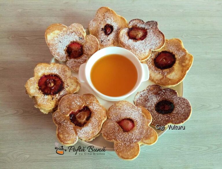 Pancakes cu căpșuni și banane