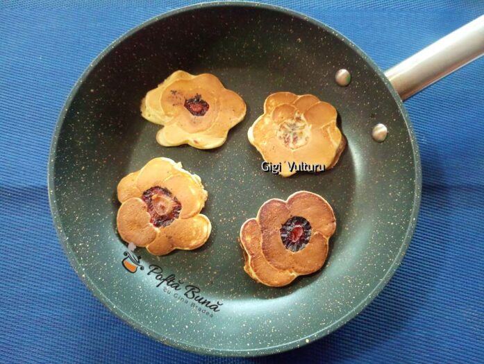 Mod de preparare pentru pancakes cu căpșuni și banane