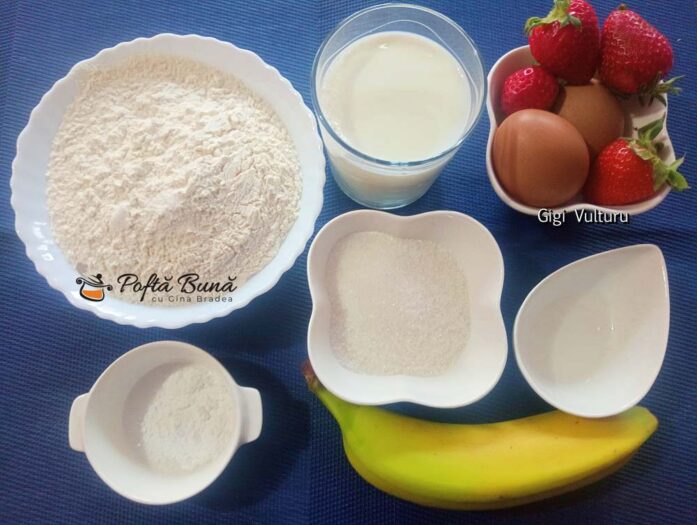 Ingrediente pentru pancakes cu căpșuni și banane