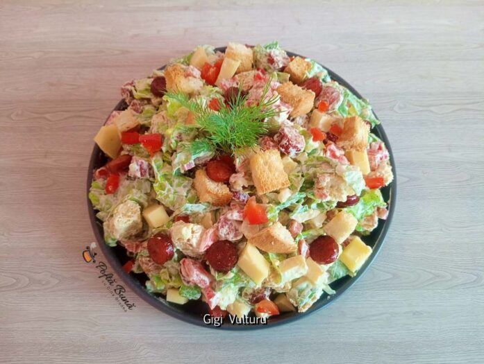 Salată de primăvară cu c&acirc;rnați și crutoane