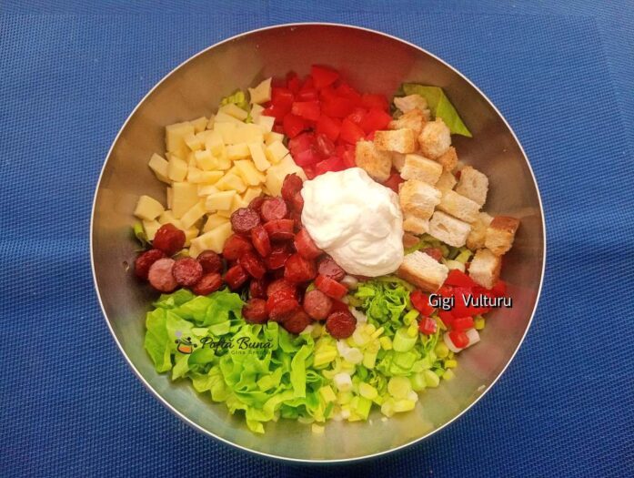 Salată de primăvară cu c&acirc;rnați și crutoane