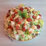 Salată de primăvară cu cârnați și crutoane