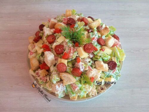Salată de primăvară cu cârnați și crutoane