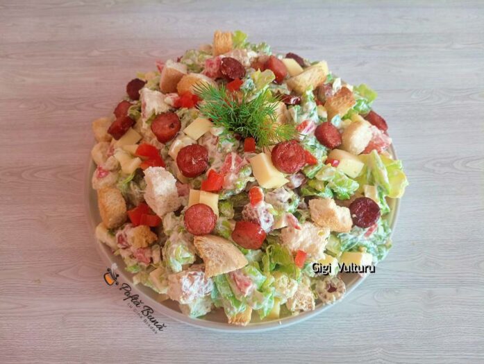 Salată de primăvară cu c&acirc;rnați și crutoane
