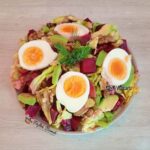 Salata de sfeclă roșie, avocado și ouă