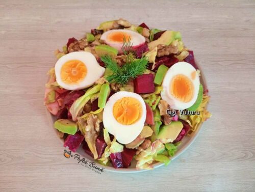 Salata de sfeclă roșie, avocado și ouă