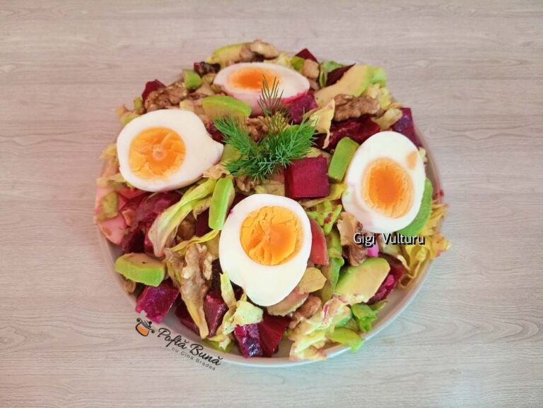 Salata de sfeclă roșie, avocado și ouă