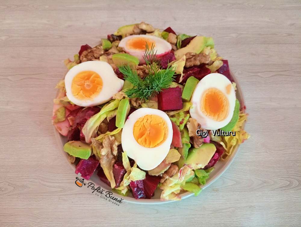 Salata de sfeclă roșie, avocado și ouă