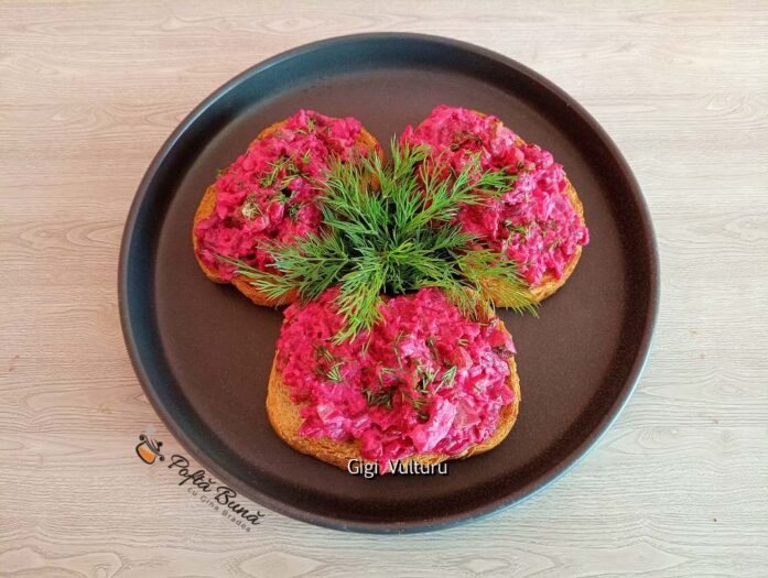 Salată de sfeclă roșie cu ouă și castraveți murați