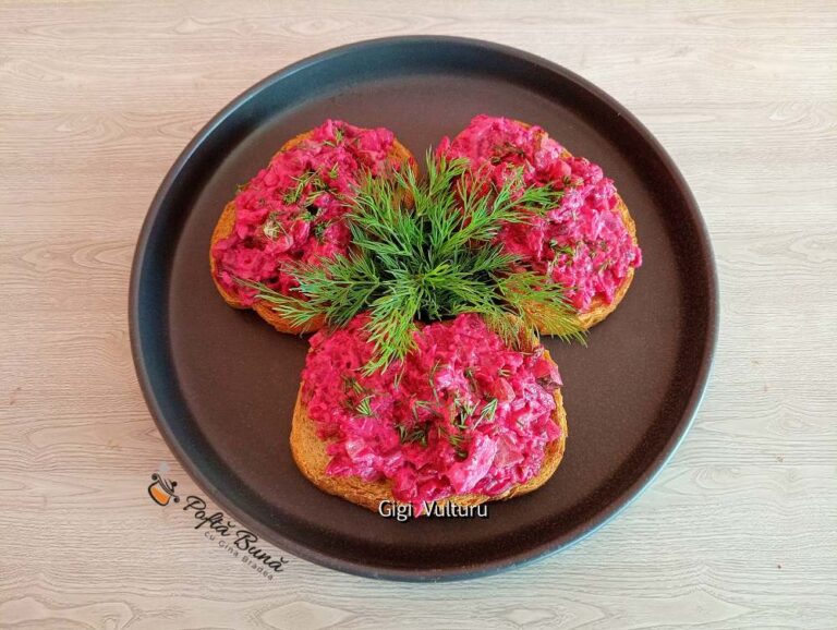 Salată de sfeclă roșie cu ouă și castraveți murați