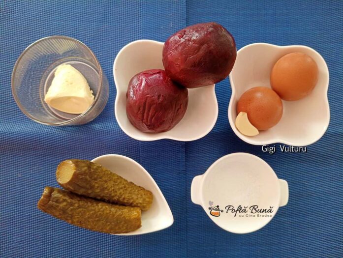 Ingrediente pentru salată de sfeclă roșie cu ouă și castraveți murați