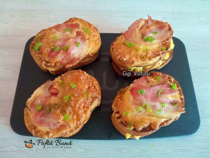 Sandviș cald cu ouă, mozzarella și bacon