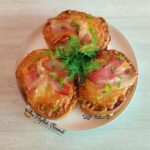 Sandviș cald cu ouă, mozzarella și bacon