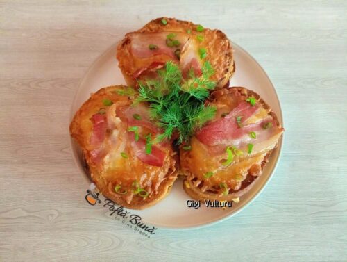 Sandviș cald cu ouă, mozzarella și bacon